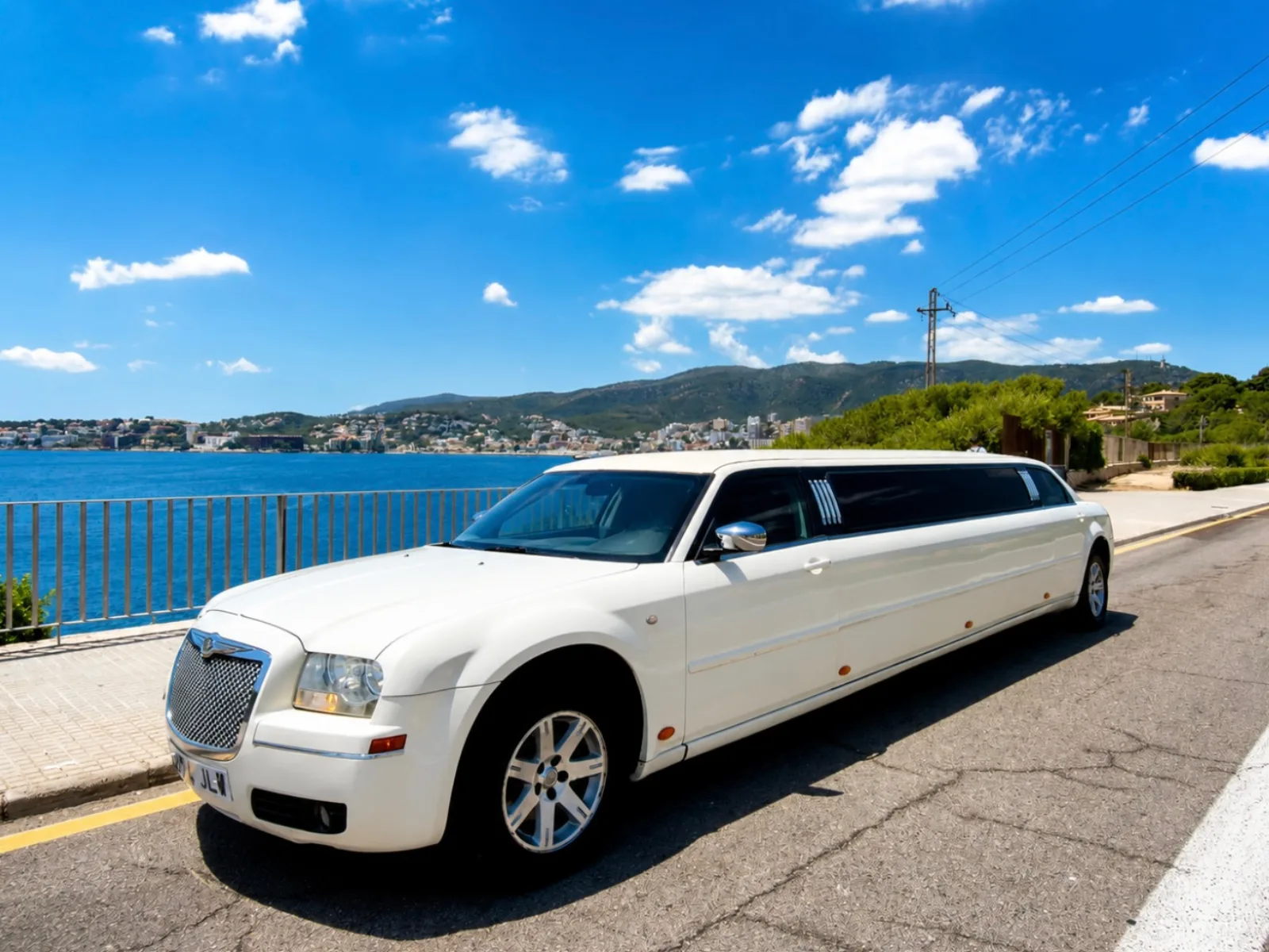 Chrysler stretch limousine with chauffeur in Palma de Mallorca — photo 4