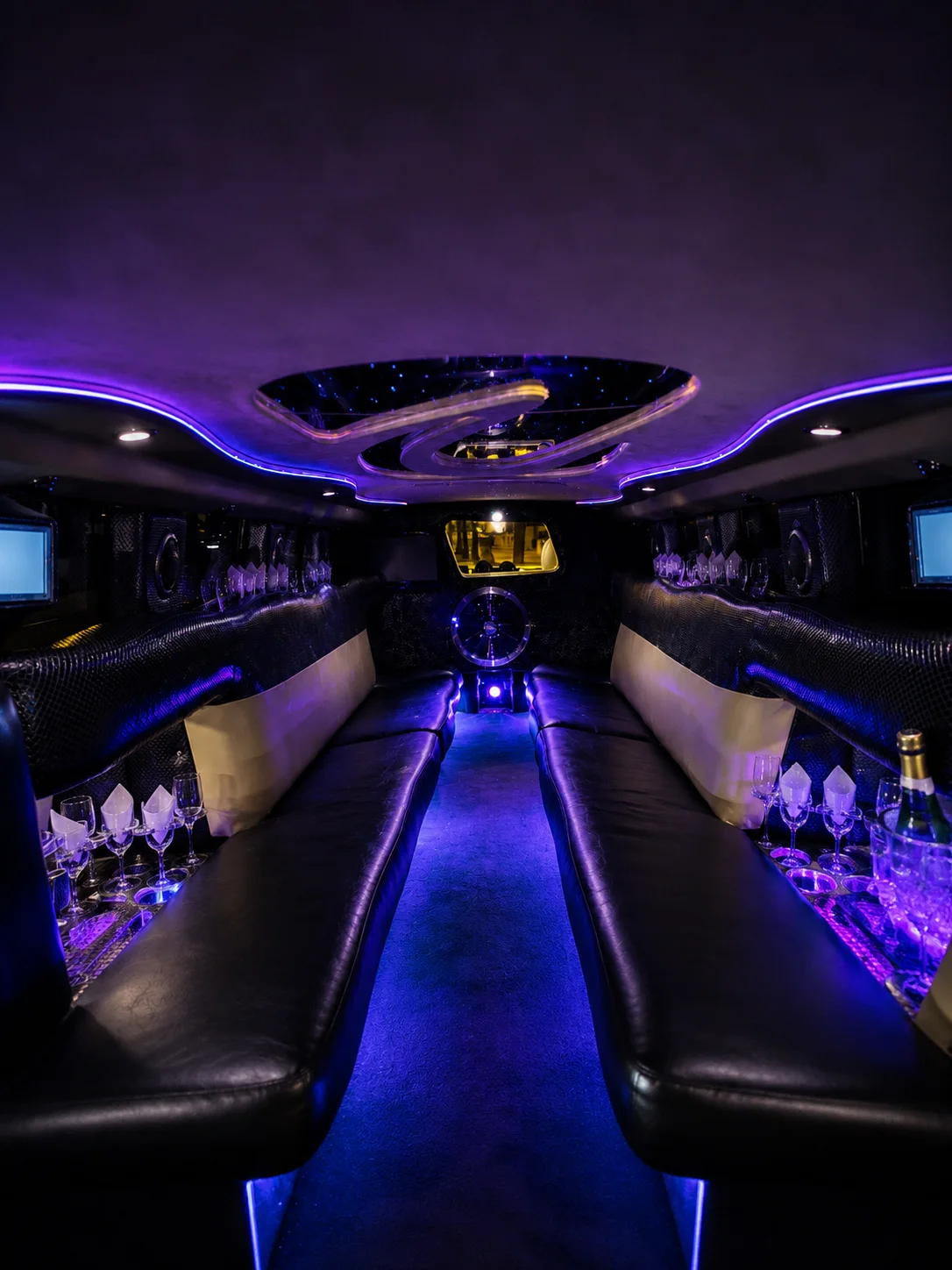 Hummer stretch limousine with chauffeur in Palma de Mallorca — photo 2